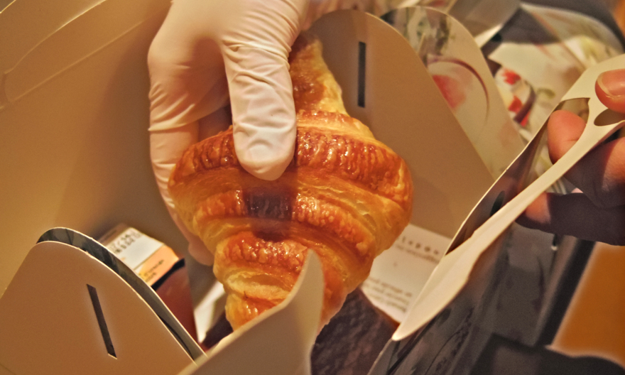 Croissant déposé dans une boite